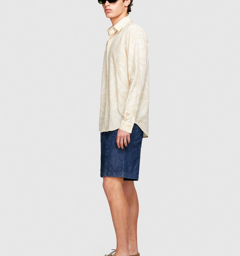 Bermudas in chambray - men's jean shorts - Blue | Sisley image number 2